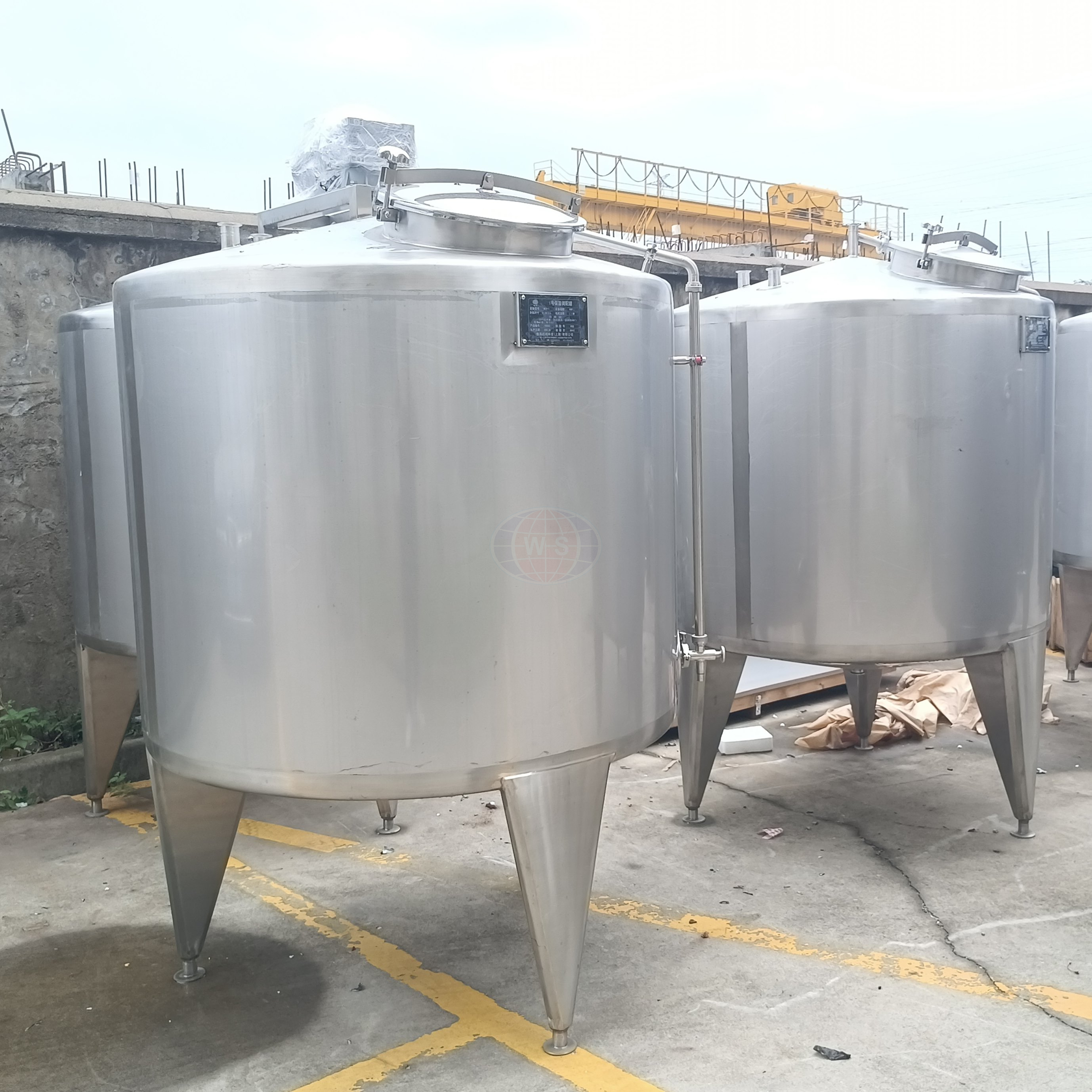 Air Tangki Keluli Tahan Karat Vs. Tangki Polietilena Berbanding